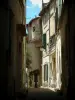 Arles - Rue étroite bordée de maisons