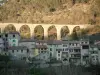 Arrière-pays - Village avec un pont et la forêt