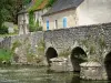 Asnieres-сюр-Vègre - Старый романский мост через реку Вегре и дома средневековой деревни