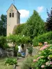 Asnieres-сюр-Vègre - Цветник с видом на колокольню церкви Сен-Илер