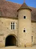 Asnieres-сюр-Vègre - Башня и крыльцо особняка двора говорит о храме