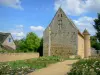 Asnières-sur-Vègre - Manor Court van de tempel en zei dat de rozentuin in bloei