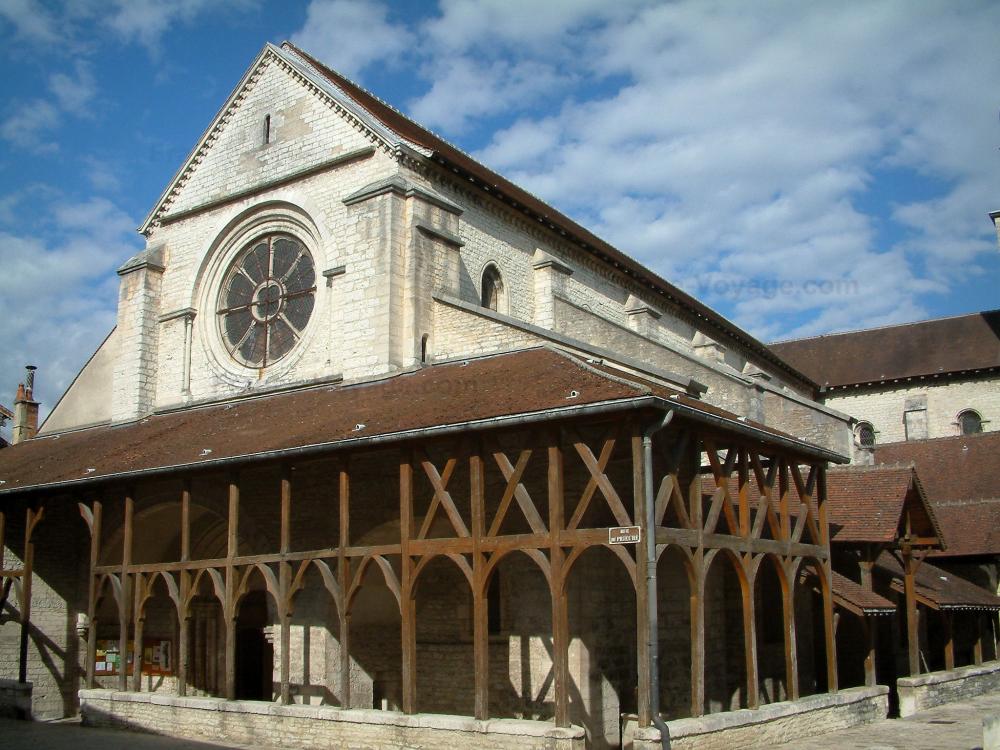 Guide de l'Aube - Bar-sur-Aube - Galerie couverte en bois (Halloy) de l'église Saint-Pierre et nuages dans le ciel bleu