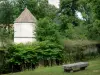Auberive - Taubenhaus (achteckig) der ehemaligen Zisterzienserabtei von Auberive, Sitzbank am Ufer des Flusses Aube, grünbewachsen
