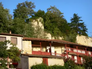 Aubeterre-сюр-Dronne - Дома с деревянными балконами и деревьями