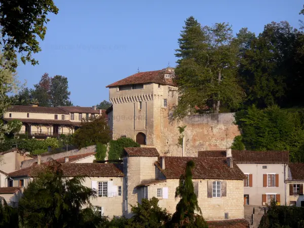 Aubeterre-sur-Dronne - Castelo, casas de aldeia e árvores