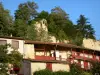 Aubeterre-sur-Dronne - Huizen met houten balkons en bomen