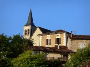 Aubeterre-sur-Dronne - Espadaña de la iglesia de Saint-Jacques y las casas del pueblo