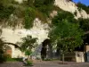 Aubeterre-sur-Dronne - Buiten de monolithische kerk Saint-Jean (ondergrondse kerk) en plein met bomen