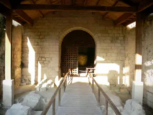 Aubeterre-sur-Dronne - Entrada para a igreja monolítica de São João (igreja subterrânea)