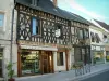 Aubigny-сюр-Нера - Дома и фахверковые дома на торговой улице
