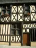 Aubigny-сюр-Нера - Старый фахверковый дом с резными окнами
