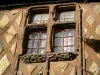 Aubigny-сюр-Нера - Фасад старого фахверкового дома с резным окном