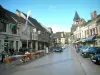 Aubigny-сюр-Нера - Торговая улица с магазинами и рынком