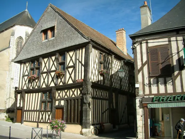Aubigny-sur-Nère - Francis casa in legno, parte della chiesa e la casa a graticcio
