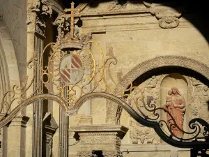 Auch - Details of the facade of the Sainte-Marie cathedral