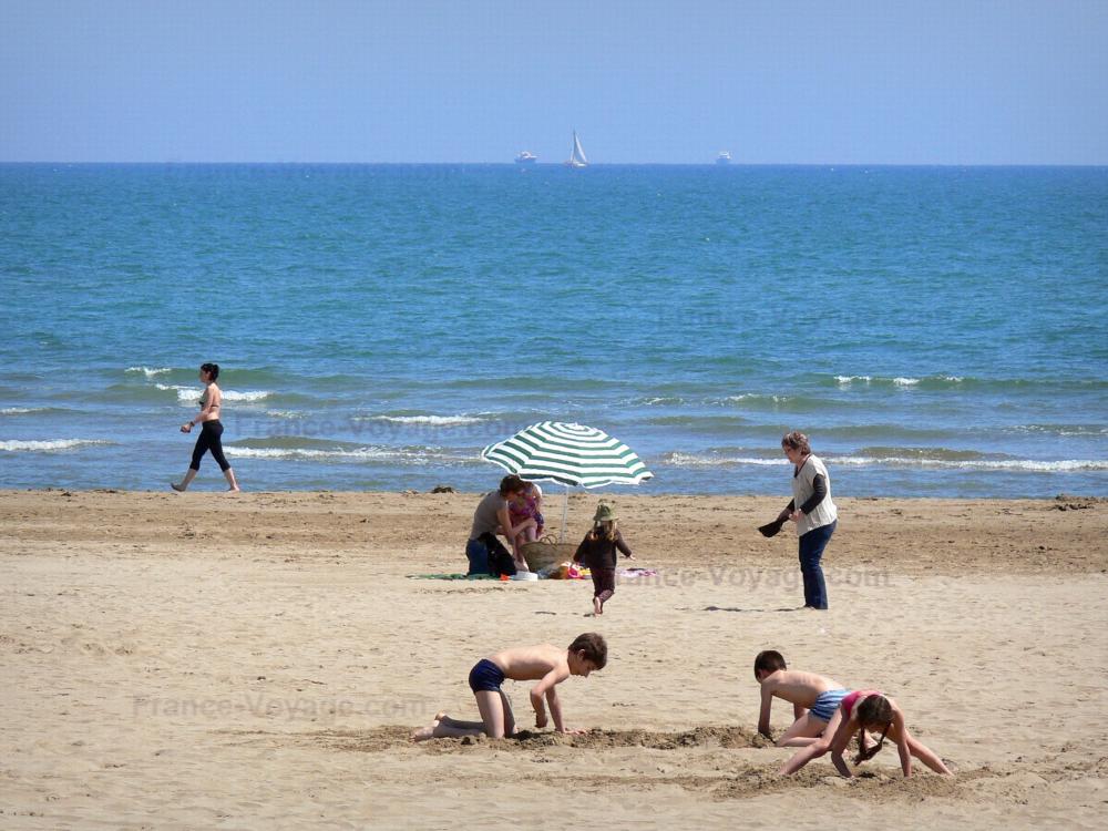 Guide de l'Aude - Gruissan - Gruissan-Plage : vacanciers sur la plage de sable, au bord de la mer Méditerranée