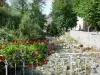 Aulus-les-Bains - Pont fleuri (fleurs) enjambant la rivière, arbres au bord de l'eau et maisons du village (station thermale) ; dans le Parc Naturel Régional des Pyrénées Ariégeoises, dans la vallée du Garbet