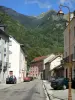 Aulus-les-Bains - Lampadaire, rue et maisons du village (station thermale), forêt et montagne du Haut Couserans dominant l'ensemble