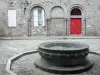 Aurillac - Façade romane de l'hôpital abbatial Saint-Géraud et fontaine de la place Saint-Géraud