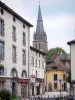 Aurillac - Clocher de l'église abbatiale Saint-Géraud et façades de maisons de la vieille ville