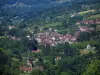 Autoire - Uitzicht op het dorp huizen, bomen en weiden, in de Quercy