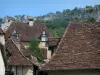 Autoire - Toits des maisons du village avec vue sur les falaises, en Quercy