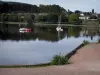 Autun - Kaart van het meer van Vallon, waterfietsen en catamarans op het water, oevers, Romeins theater (oude theater), huizen en bomen