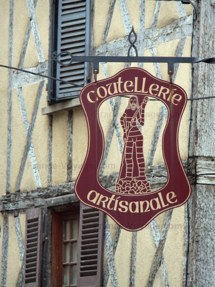 Guide d'Auvergne-Rhône-Alpes - Thiers - Enseigne d'une coutellerie artisanale et façade d'une maison à pans de bois en arrière-plan
