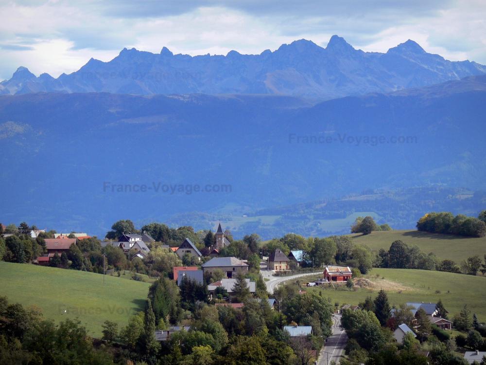 Guide d'Auvergne-Rhône-Alpes - Vallée du Grésivaudan - Vue sur le village de Saint-Pancrasse, le plateau des Petites Roches, la vallée du Grésivaudan et les montagnes de la chaîne de Belledonne (massif de Belledonne)