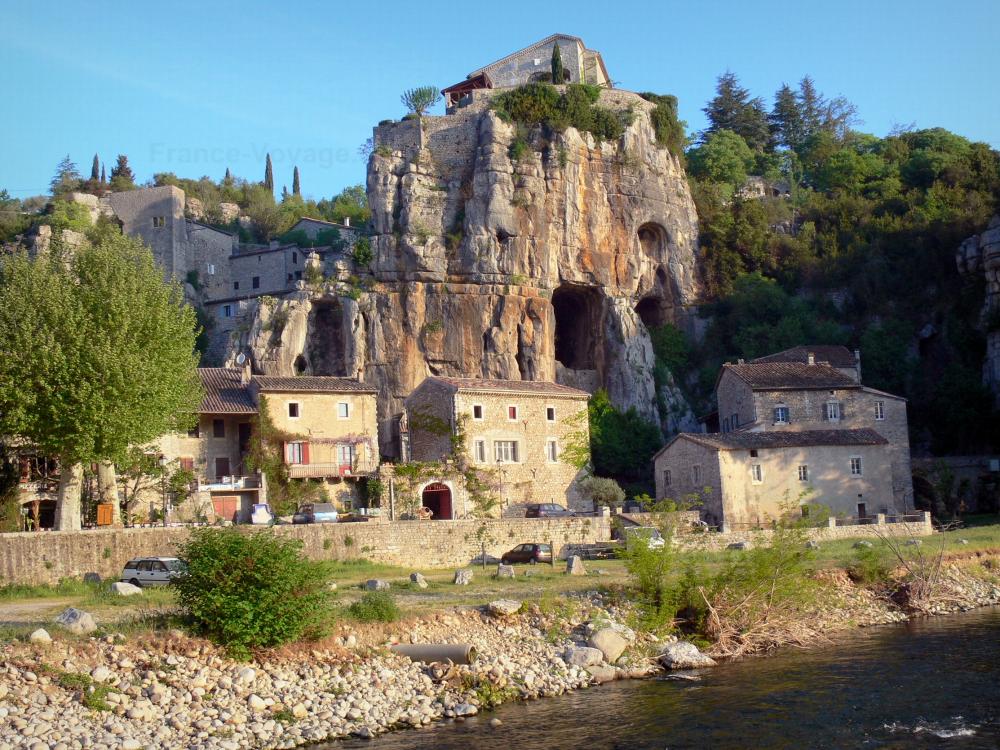 Guide d'Auvergne-Rhône-Alpes - Labeaume - Vue sur les maisons du village au bord de la rivière Beaume et les falaises calcaires des gorges de la Beaume