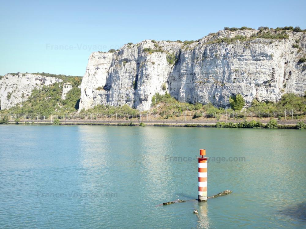 Guide d'Auvergne-Rhône-Alpes - Défilé de Donzère - Falaises calcaires du défilé dominant le fleuve Rhône