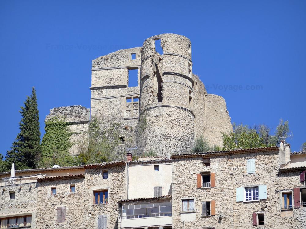 Guide d'Auvergne-Rhône-Alpes - Montbrun-les-Bains - Ruines du château médiéval surplombant les maisons du vieux village