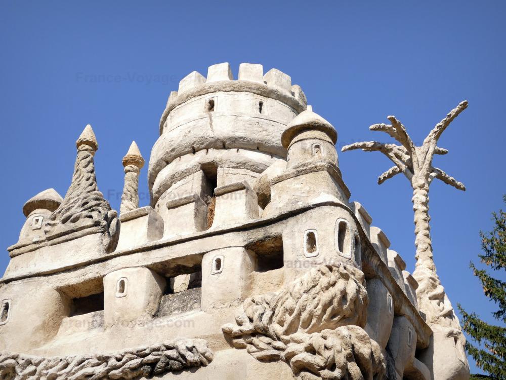 Guide d'Auvergne-Rhône-Alpes - Palais Idéal du Facteur Cheval - Tour et sculptures