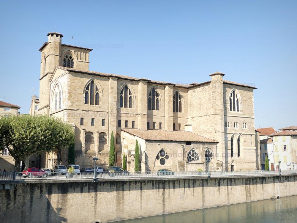 Guide d'Auvergne-Rhône-Alpes - Romans-sur-Isère - Collégiale Saint-Barnard au bord de la rivière Isère