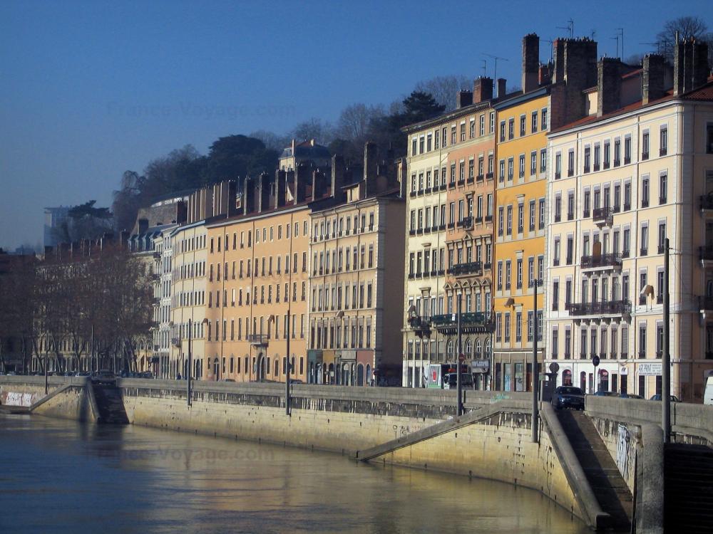 Guide d'Auvergne-Rhône-Alpes - Lyon - Maisons aux façades colorées du quai Saint-Vincent et Saône (fleuve)
