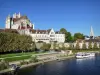 Auxerre - Cathédrale Saint-Étienne de style gothique dominant les quais de l'Yonne