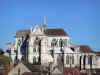 Auxerre - Iglesia de la abadía de Saint-Germain en estilo gótico y techos de casas en la ciudad