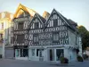 Auxerre - Casas de entramado de madera y tiendas de la Place de l'Hôtel de Ville