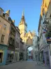 Auxerre - Torre do relógio e fachadas de casas na cidade velha