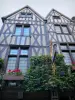 Auxerre - Fachadas de casas con entramado de madera en el viejo Auxerre