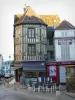 Auxerre - Terraço do café e casas da cidade velha