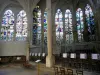 Auxerre - Binnen in de kerk Saint-Eusèbe: glas-in-loodramen