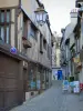 Auxerre - Callejón bordeado de casas con entramado de madera