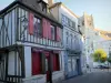 Auxerre - Casa con entramado de madera y catedral de Saint-Étienne