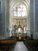 Auxerre - Interior de la catedral de Saint-Étienne: nave y coro