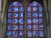 Auxerre - Binnen in de kathedraal Saint-Étienne: glas-in-loodramen