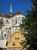 Auxerre - Ábside de la iglesia abacial de Saint-Germain y fachada de una casa con entramado de madera en el distrito Marine