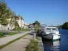 Auxerre - Paseo a lo largo del río Yonne y barcos amarrados en el Quai de la Marine