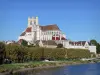 Auxerre - Kathedraal Saint-Étienne en huizen van de oude stad aan de oevers van de Yonne